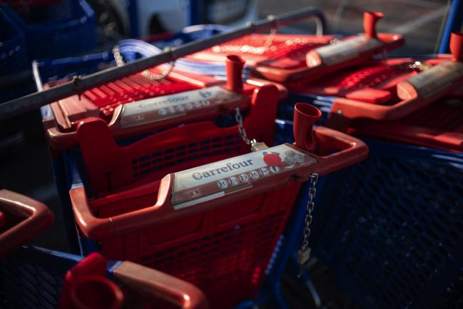 © Bloomberg. Shopping carts outside a Carrefour SA hypermarket in Avignon, France, on Friday, Jan. 15, 2021. Alimentation Couche-Tard Inc. plans to pump 3 billion euros ($3.6 billion) into Carrefour as the Canadian convenience-store operator seeks to defuse mounting French political concerns over the proposed $20 billion takeover of the French retailer. Photographer: Jeremy Suyker/Bloomberg