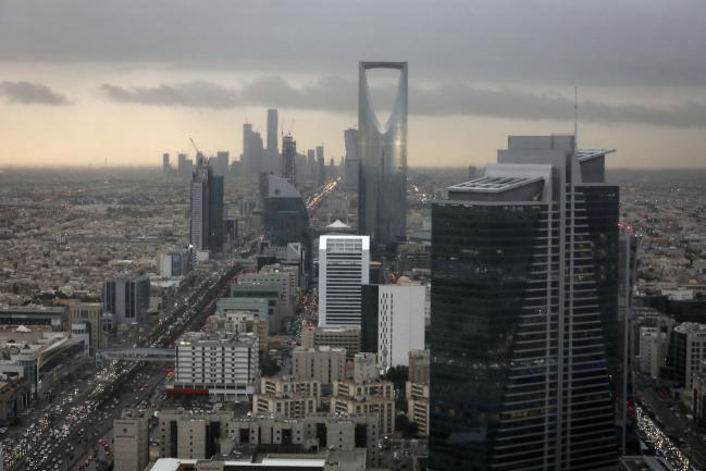 © Bloomberg. The Kingdom Tower, operated by Kingdom Holding Co., centre, stands on the skyline above the King Fahd highway in Riyadh, Saudi Arabia, on Monday, Nov. 28, 2016. Saudi Arabia and the emirate of Abu Dhabi plan to more than double their production of petrochemicals to cash in on growing demand. Photographer: Bloomberg/Bloomberg