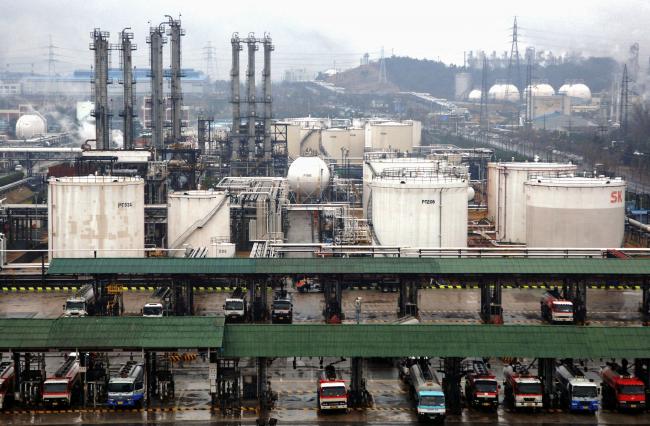 © Bloomberg. SK Corp. refinery and storage tanks are pictured in Ulsan, South Korea. Photographer: Seokyong Lee/Bloomberg