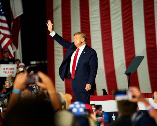 © Bloomberg. U.S. President Donald Trump waves to the crowd during a campaign rally in Sanford, Florida, U.S., on Monday, Oct. 12, 2020. Trump returns to the campaign trail today after declaring himself 