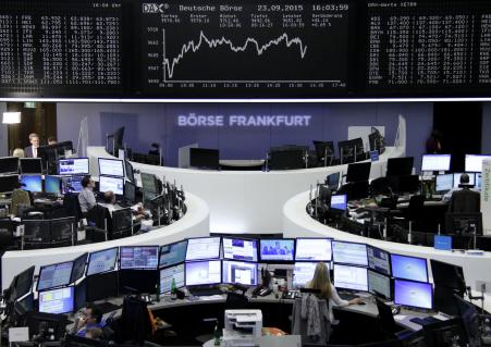 © Reuters/Staff/remote. Traders are pictured at their desks in front of the DAX board at the stock exchange in Frankfurt, Germany, September 23, 2015.