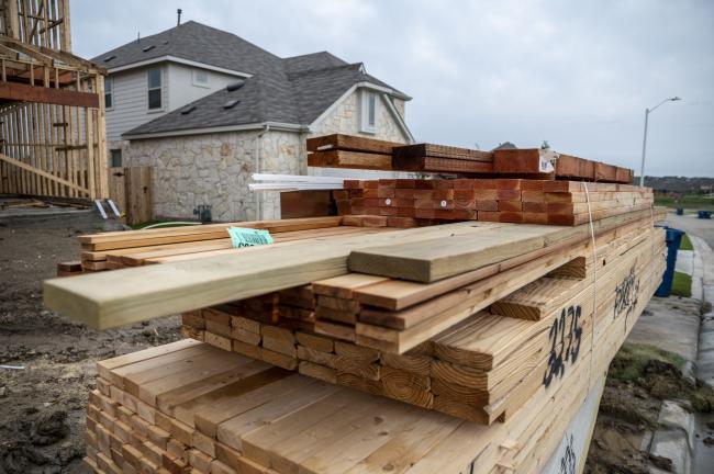 © Bloomberg. Piles of lumber outside a home under construction in the CastleRock Communities Sunfield residential development in Buda, Texas, U.S., on Wednesday, May 15, 2021. Across the U.S., house prices are skyrocketing, bidding wars are the norm and supply is scarcer than ever. Now the market is too hot even for homebuilders. Photographer: Sergio Flores/Bloomberg
