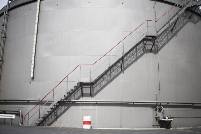 © Bloomberg. A staircase runs up the side of a storage silo at the Erik Walther GmbH oil terminal on the River Rhine in Schweinfurt, Germany, on Tuesday, June 11, 2019. Oil headed for a weekly decline as the tanker attacks in the Middle East provided only a relatively small boost to prices that have been hammered by a deepening trade war and swelling U.S. stockpiles. Photographer: Alex Kraus/Bloomberg