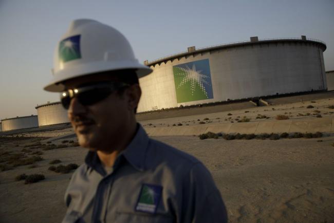 © Bloomberg. An employee visits the site of crude oil storage tanks at the Juaymah tank farm at Saudi Aramco's Ras Tanura oil refinery and oil terminal in Ras Tanura, Saudi Arabia, on Monday, Oct. 1, 2018. Saudi Aramco aims to become a global refiner and chemical maker, seeking to profit from parts of the oil industry where demand is growing the fastest while also underpinning the kingdoms economic diversification. Photographer: Bloomberg/Bloomberg
