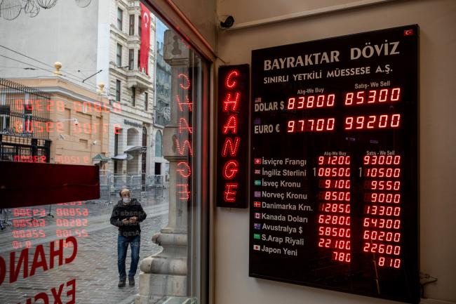 © Bloomberg. Daily exchange rates of Turkish lira, U.S. dollar and euros on an electronic board at a currency exchange in Istanbul, Turkey, on Wednesday, Nov. 4, 2020. The prospect of a Joe Biden victory in the U.S. election is additionally rattling lira traders already concerned over Turkey's widening current-account deficit, dwindling foreign reserves, geopolitical tensions and rising Covid-19 infections.