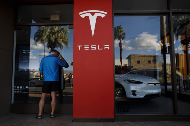 © Bloomberg. A Tesla Inc. store in Palm Desert, California. Photographer: Patrick T. Fallon/Bloomberg
