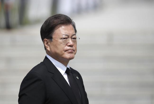 © Bloomberg. DAEJEON, SOUTH KOREA - JUNE 06: South Korean President Moon Jae-in arrives during a ceremony marking Korean Memorial Day at the Daejeon National cemetery on June 6, 2020 in Daejeon, South Korea. South Korea marks the 65th anniversary of the Memorial Day for people who died during the military service in the 1950-53 Korean War amid coronavirus pandemic. (Photo by Lee Jin-Man-Pool/Getty Images)