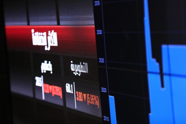 © Bloomberg. Stock prices sit on a digital display board at the Saudi Stock Exchange, also known as Tadawul, in Riyadh, Saudi Arabia, on Sunday, Nov. 4, 2018. A month after the murder of government critic Jamal Khashoggi in the Saudi consulate in Istanbul, bankers say the rewards of doing business with the oil-rich kingdom far outweigh the risks. Photographer: Mohammed Almuaalemi/Bloomberg