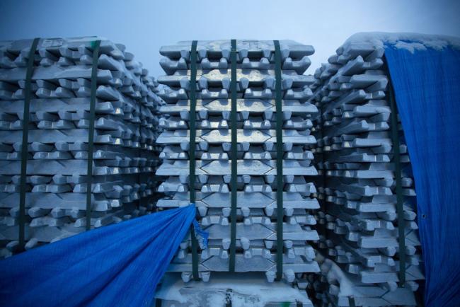 © Bloomberg. Snow rests on bound aluminium ingots stored in the yard at the Casting And Mechanical Plant SKAD Ltd. in Divnogorsk, Russia, on Friday, Nov. 29, 2019. Aluminum may fall further amid rising supply and weakening demand, according to a note published by Morgan Stanley. Photographer: Andrey Rudakov/Bloomberg