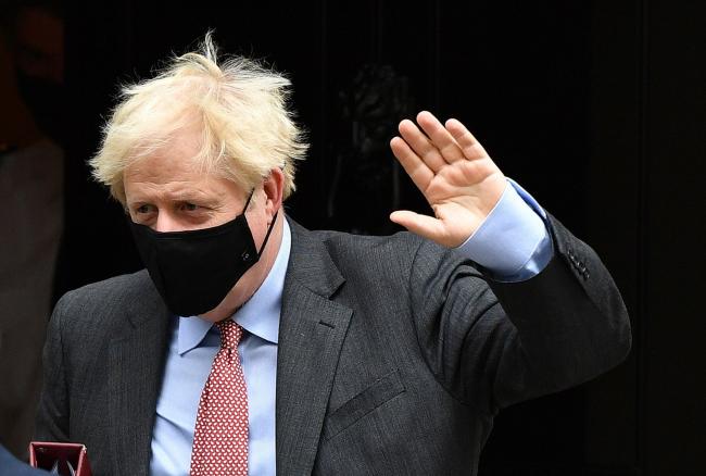 © Bloomberg. LONDON, ENGLAND - SEPTEMBER 30: Prime Minister, Boris Johnson wearing a face mask leaves Downing Street for PMQs on September 30, 2020 in London, England. The Prime Minister will lead a Covid-19 briefing later after the UK recorded the highest number of daily coronavirus cases since the begining of the outbreak. (Photo by Leon Neal/Getty Images) Photographer: Leon Neal/Getty Images Europe