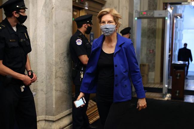 © Bloomberg. Elizabeth Warren wears a protective face mask as she arrives at the U.S. Capitol for a vote on May 18. Photographer: Chip Somodevilla/Getty Images North America