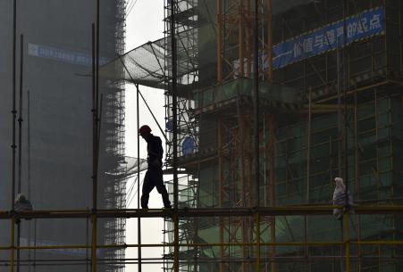 © Reuters. Chinese industrial profits have fallen by the most since at least October 2011. Picture: A worker walked on scaffolding at a residential construction site in Hefei, Anhui province, China, Sept. 21, 2015.