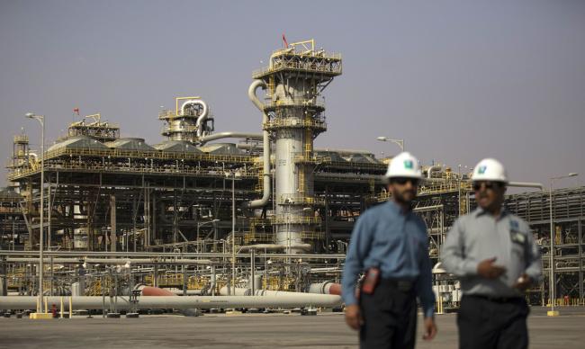 © Bloomberg. Employees visit the Natural Gas Liquids facility in Saudi Aramco's Shaybah oilfield in the Rub' Al-Khali (Empty Quarter) desert in Shaybah, Saudi Arabia. Photographer: Simon Dawson/Bloomberg