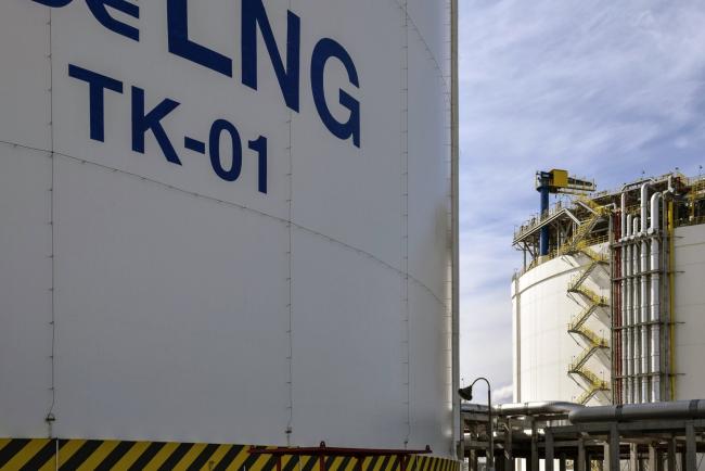 © Bloomberg. Liquefied natural gas (LNG) cylindrical storage tanks stand at ENN Energy Holdings Ltd.'s LNG terminal on Zhoushan Island, Zhejiang province, China, on Thursday, Nov. 1, 2018. Gas is in such hot demand in China right now it’s allowing a quirky market to flourish: transporting the fuel on trucks. The country’s top suppliers are loading liquefied natural gas onto tanker trucks and delivering it to users to make up for insufficient pipeline coverage inland. Photographer: Qilai Shen/Bloomberg