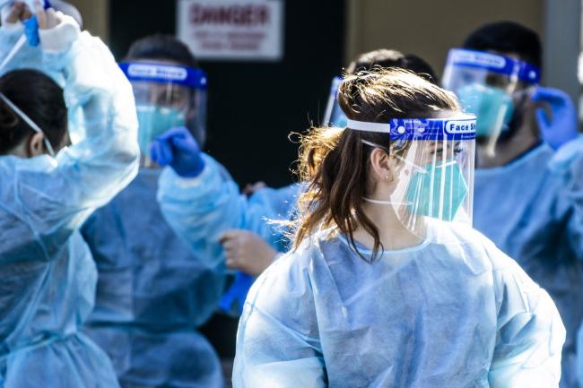 © Bloomberg. SYDNEY, AUSTRALIA - JULY 29: Health care workers are seen at a pop-up COVID-19 testing clinic in Rushcutters Bay on July 29, 2020 in Sydney, Australia. Effective August 1, Queensland will close its borders to anyone from the Greater Sydney Area as 19 new cases are identified. Cases have been linked to three clusters; Thai Rock Wetherill Park, Western Sydney funerals and The Apollo and Thai Rock restaurants in Potts Point. Two new COVID-testing clinics have opened in the city suburbs of Surry Hills and Rushcutters Bay. (Photo by Jenny Evans/Getty Images)