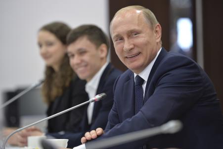 © Reuters/Alexei Druzhinin/RIA Novosti/Kremlin. Russian President Vladimir Putin smiles as he attends a meeting with students of the Graduate School of Management (GSOM) at the State University in St. Petersburg April 27, 2015.