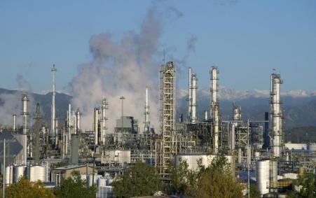 © Reuters. An oil refinery is seen in Denver in October 2014. Workers are striking at several U.S. refineries over workplace safety issues.