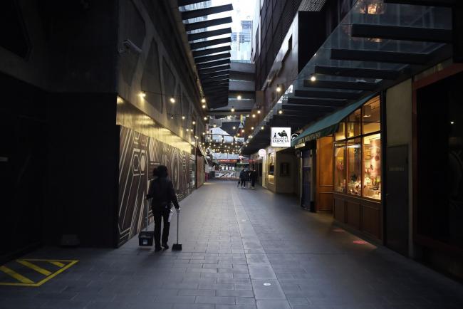 © Bloomberg. A cleaner walks along a deserted laneway at the Queen Victoria precinct in Melbourne, Australia, on Thursday, Jul 16, 2020. Victoria state last week enforced a six-week lockdown after health authorities identified breaches in hotel quarantine procedures as the catalyst for outbreaks. An additional 1,000 defense force personnel will be sent to Victoria over the next three to four weeks to free up the state’s emergency services workers and allow them to self-isolate if they’re exposed to the coronavirus. Photographer: Carla Gottgens/Bloomberg