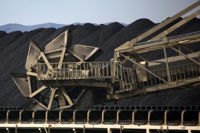 © Bloomberg. A bucket wheel reclaimer operates on a coal stockpile site at the Onahama port of Iwaki City, Fukushima Prefecture, Japan. Photographer: Tomohiro Ohsumi/Bloomberg