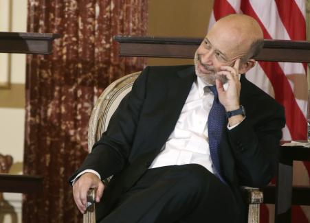 © Reuters. Goldman Sachs Chairman and CEO, Lloyd Blankfein, waits to speak at the 10,000 Women-State Department Entrepreneurship Program in Washington, March 9, 2015.