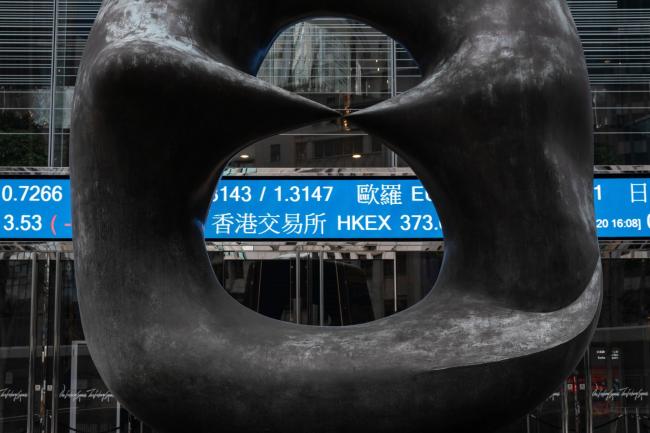 © Bloomberg. An electronic ticker displaying the share price of Hong Kong Exchanges & Clearing Ltd. (HKEX) is seen through a sculpture at the Exchange Square complex in Hong Kong, China, on Wednesday, Aug. 19, 2020. HKEX posted a 1% gain in profit, benefiting from a spate of high-profile Chinese stock listings and a pick up in trading as the pandemic and political tensions stoked volatility. Photographer: Roy Liu/Bloomberg