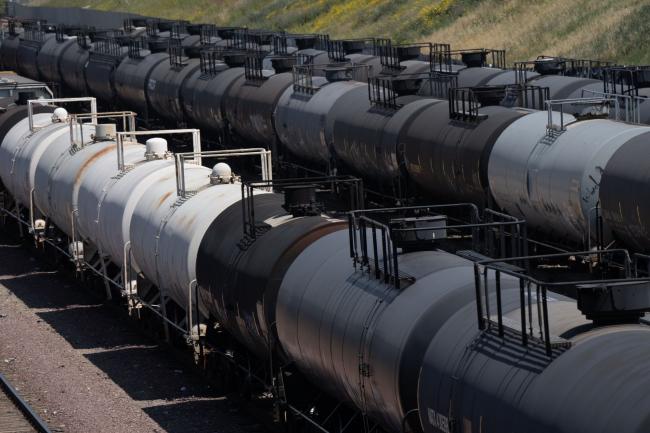 © Bloomberg. Tank cars filled with oil are seen in storage at the BNSF Railway Company's Watson Yard in Wilmington, California, U.S. on Tuesday, April 21, 2020. U.S. crude futures plunged below zero on Monday for first time. Photographer: Bing Guan/Bloomberg