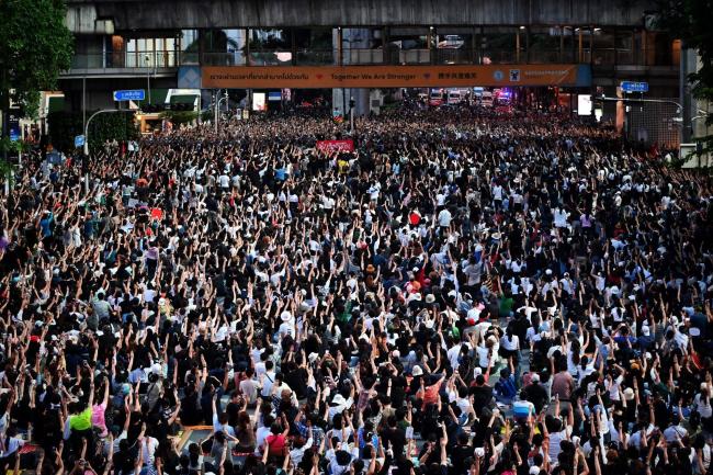 © Bloomberg. Pro-democracy protesters take part in a demonstration at a road intersection in Bangkok on October 15, 2020, after Thailand issued an emergency decree following an anti-government rally the previous day.  Photographer: Lillian Suwanrumpha/AFP via Getty Images