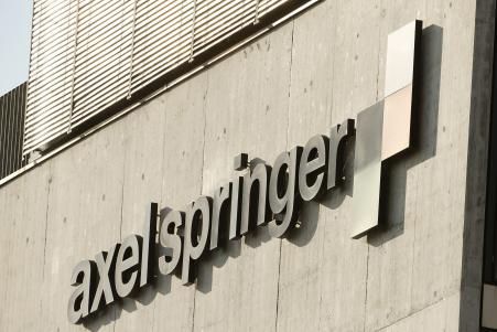© Reuters/Arnd Wiegmann. German publisher Axel Springer announced that it would purchase an 88 percent share in American online newspaper Business Insider. Pictured: The logo of German publisher Axel Springer is seen at an office building in Zurich on July 25, 2013.