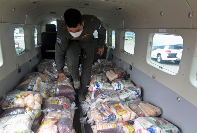 © Bloomberg. Honduran Air Force members load supplies on planes, to be taken to residents of Puerto Lempira municipality, department of Gracias a Dios, in preparation for the arrival of the upcoming Hurricane Eta, in Tegucigalpa, on November 2, 2020.  Photographer: Orlando Sierra/AFP via Getty Images