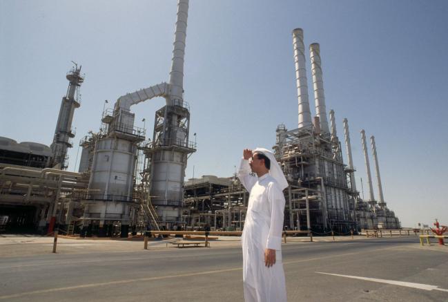 © Bloomberg. The oil refinery of Ras-Tanura, in Saudi Arabia. Photographer: Jacques Langevin/Sygma/Getty Images