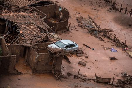 © Getty Images/AFP/Chrsitiphe Simon. Aerial view of damages after a dam burst in the village of Bento Rodrigues, in Mariana, Minas Gerais state, Brazil, Nov. 6, 2015.