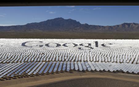 © Reuters. The Google logo is spelled out in sun-tracking heliostats during a tour of the Ivanpah Solar Electric Generating System in the Mojave Desert near the California-Nevada border. Google Inc. and Apple Inc. announced separate major renewable energy deals this week, in a sign that U.S. solar and wind costs are steadily falling.