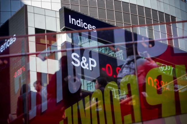 © Bloomberg. Monitors display stock market information outside of Morgan Stanley global headquarters in New York, U.S., on Monday, Oct. 14, 2019. Morgan Stanley is scheduled to release earnings figures on October 17. Photographer: Michael Nagle/Bloomberg