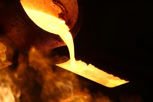 © Bloomberg. Molten gold pours from a crucible into a mold during the casting of large gold ingots in the foundry at the JSC Krastsvetmet non-ferrous metals plant in Krasnoyarsk, Russia, on Tuesday, Nov. 5, 2019. Gold headed for the biggest weekly loss in more than two years as progress in U.S-China trade talks hammered demand for havens and sent miners’ shares tumbling. Photographer: Andrey Rudakov/Bloomberg