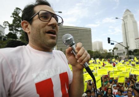 © Reuters. Former American Apparel CEO and founder Dov Charney speaks during a May Day rally protest march for immigrant rights, in downtown Los Angeles May 1, 2009.