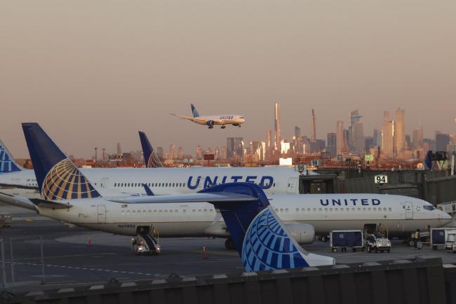 © Bloomberg. An aircraft operated by United Airlines Holdings Inc. lands at Newark Liberty International Airport in Newark, New Jersey, U.S., on Monday, Nov. 16, 2020. From November 16 through December 11, the United Airlines will offer rapid tests to every passenger over 2 years old and crew members on board select flights from Newark Liberty International Airport to London Heathrow, free of charge. Photographer: Angus Mordant/Bloomberg