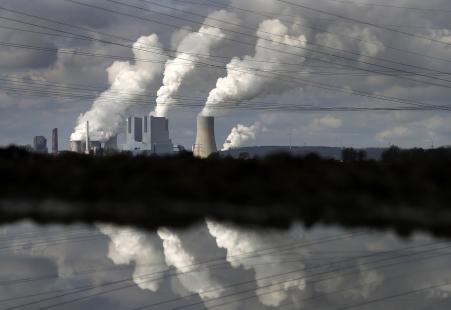 © Reuters. A coal-fired power plant is reflected in water. The U.S. Environmental Protection Agency on Friday said that coal ash, a toxic byproduct of burning coal, can be treated like household garbage instead of a hazardous waste material.